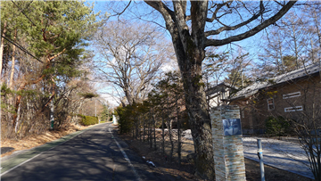 追分ののどかな環境に立地（北西側接道部分）