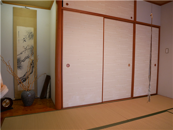 床の間付きの趣きのある和室、押入と天袋の収納が便利です