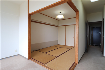 約６．０畳の和室（LDKから撮影／リフォーム・補修等前）