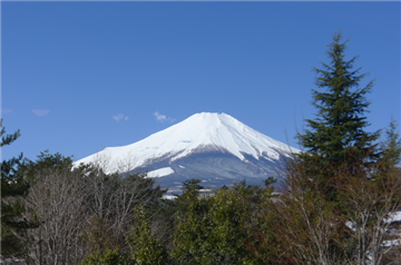 リビングダイニングから南西方向に富士山を望みます