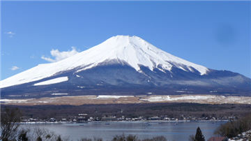 リビングから富士山と山中湖を望む