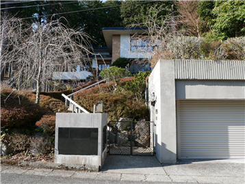 前面道路から撮影した敷地入口と車庫