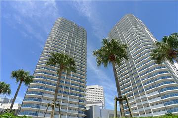 那覇新都心の高台に立地する地上３０階建の外観（左側） 