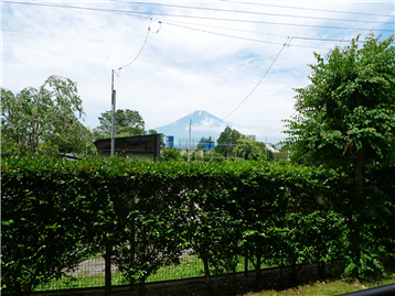 LDK正面の眺望、奥に世界遺産の富士山を望みます