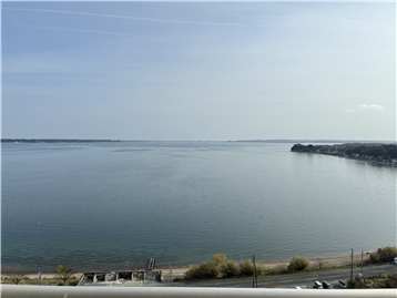 バルコニーから正面に浜名湖を望む