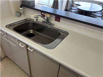 カウンター付きのキッチン