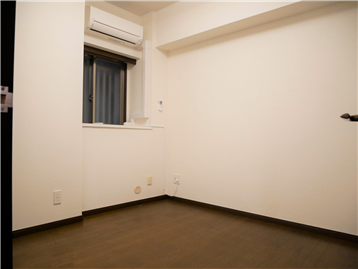 サービスルーム（納戸）約4.1畳／入口から撮影