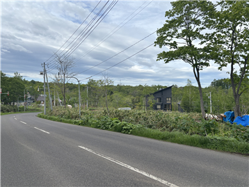 前面道路南西側より物件北東方向を撮影