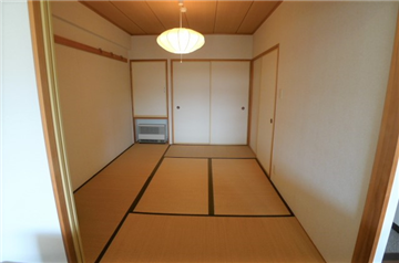 和室（正面の襖が押入、右手が出入口です）