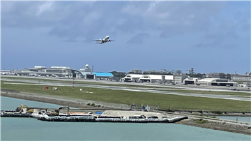 飛行機の離発着をバルコニーより撮影