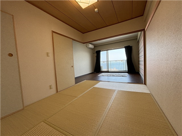 和室(約5.8畳)からバルコニー方向を撮影