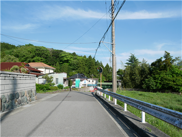 前面道路(町道)と敷地（右側）を撮影