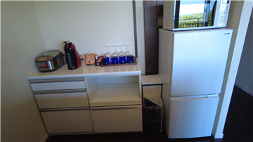 キッチンのカップボード、冷蔵庫