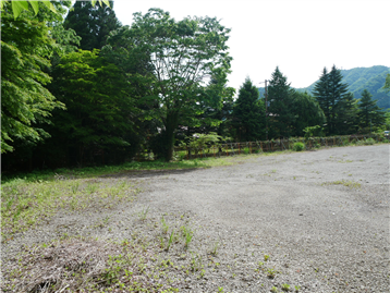 北東角から敷地南東方向を撮影