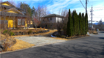 前面道路より敷地内（南東方向を撮影）