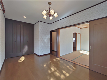 洋室1の西側角より和室方向