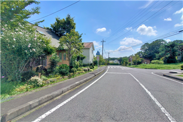 西側約12.0ｍ幅(歩道含む)の接面道路