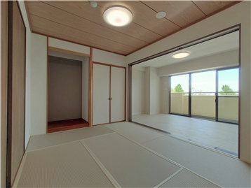 和室の北西角より洋室1方向