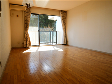 南東向きで明るいリビング