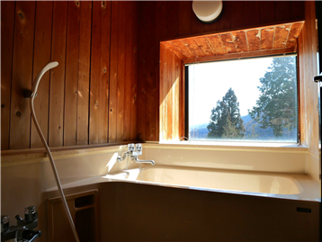 大きな窓がある明るい浴室