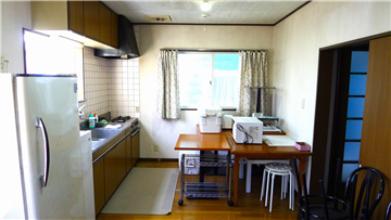 別棟：ダイニングキッチン（南方向を撮影）