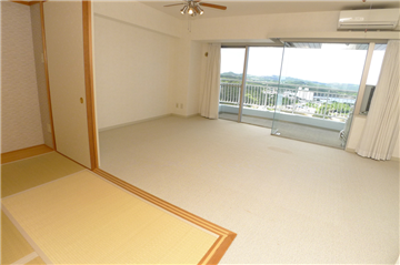 和室の襖を開けると開放感ある１部屋に