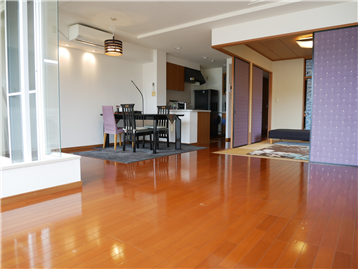 窓が大きく明るいリビング