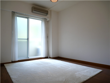 角住戸のみ洋室にバルコニーがございます。