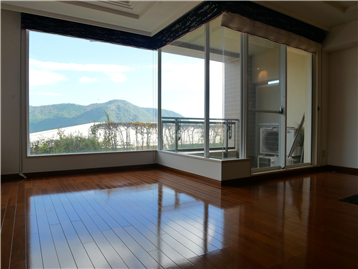 リビングには大きな窓がございます。