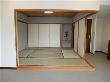 和室（約7.5畳）正面は１間半の押入と飾り棚です