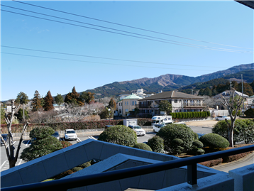 バルコニーからは箱根外輪山の山並みを望みます