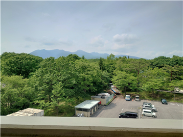 ４階外廊下より北西方向に望む那須連山