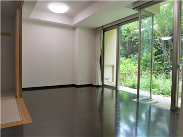 和室、ＬＤＫ、テラス方向を撮影