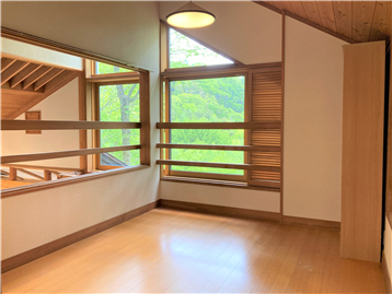 ２階洋室からも新緑の景色をご覧いただけます。