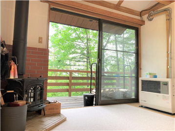 LDKでは暖炉にあたりながら景色を楽しめます
