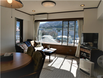 リビングエリア、左側ドアからバルコニーへ出られます