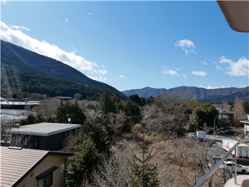 南側バルコニーから南西方向に広がる箱根外輪山の山並み