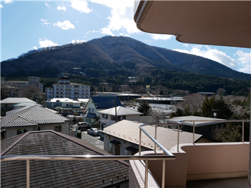 南側バルコニー正面に台ヶ岳を望みます