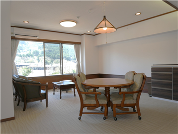 南側バルコニーに面した陽当たりの良いLDK