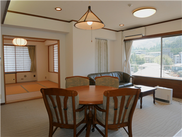 LDK（16.9畳）から和室方向を撮影