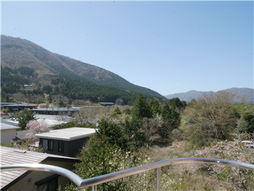 南側バルコニーから南西方向に広がる箱根外輪山の山並み
