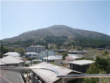 南側バルコニー正面に台ヶ岳を望みます