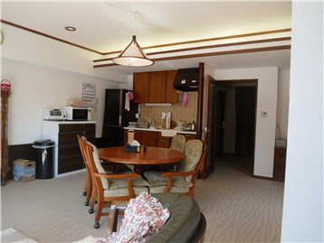 ＬＤＫ南東側から居室出入口方向を撮影