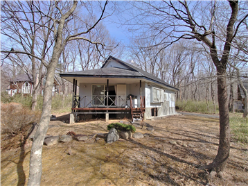 敷地内南側より建物方向