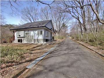 北東側約6.4ｍ幅の接面道路