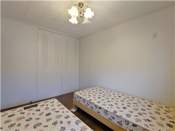 洋室1を東側角より