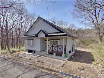 接面道路の北側より敷地内建物方向