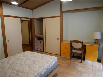 洋室２に備わる物入を撮影