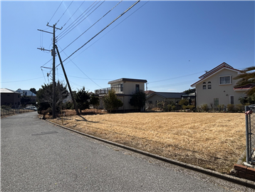 前面道路と敷地／南西方向を撮影