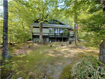 敷地内南西側より建物方向